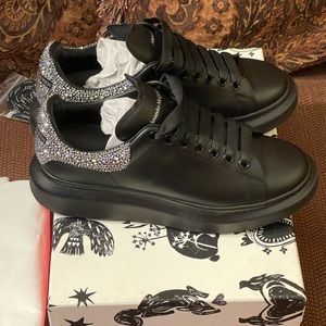 100% Auth Alexander McQueen Larry Sneakers